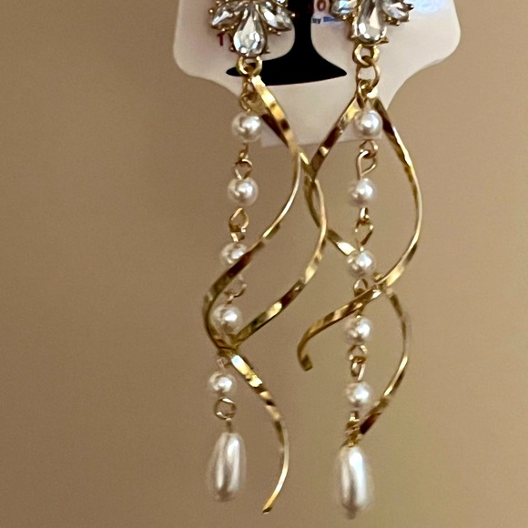 DARK GRAY COLORED GEMSTONE WITH SPIRALING GOLD AND FAUX PEARL DANGLING EARRINGS - Picture 4 of 6